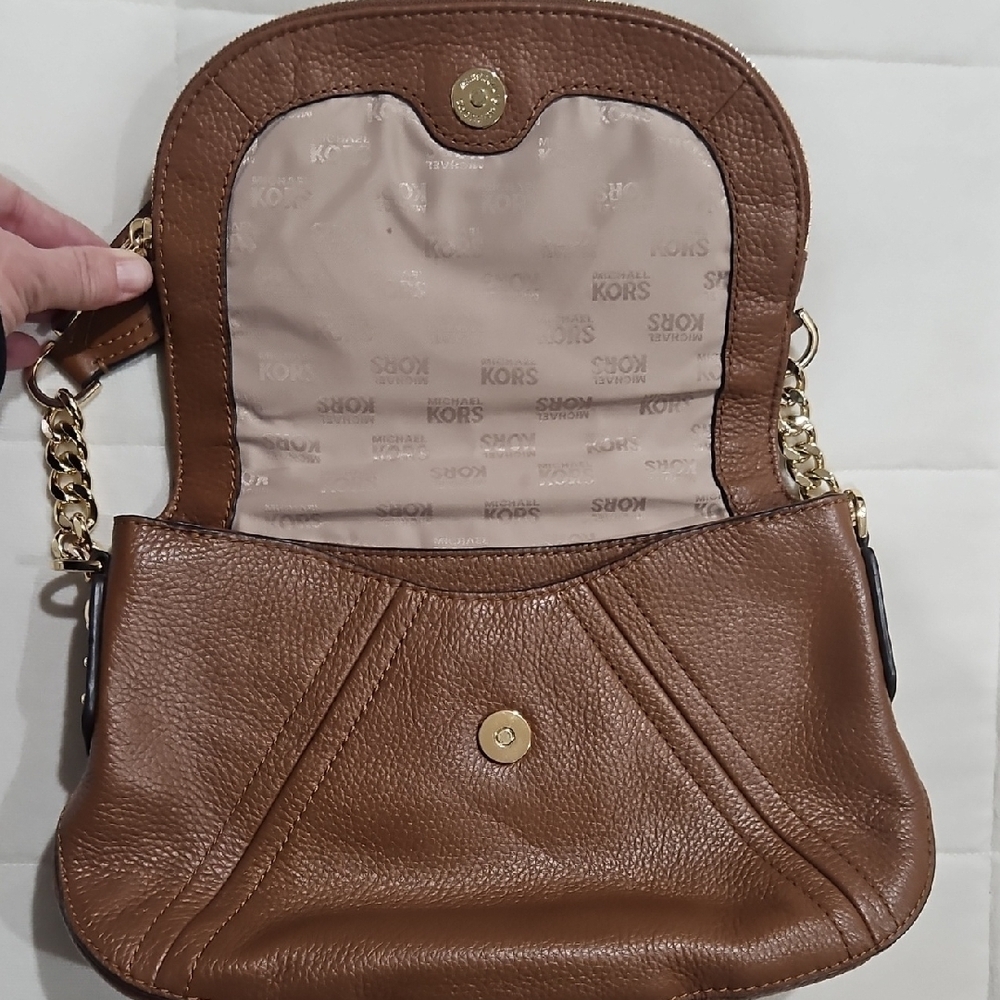 Michael Kors Tan Leather Shoulder Bag with Gold Accents - Picture 4 of 16